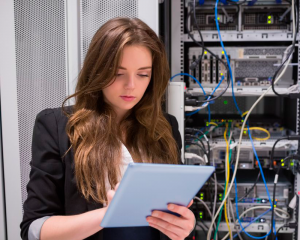 Mulher em um Data Center