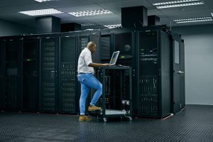 homem negro no data center e TI