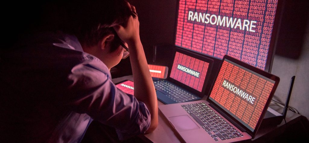 Pessoa com computador infectado com Ransomware.
