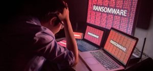 Pessoa com computador infectado com Ransomware.
