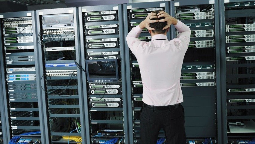 homem desesperado no data center