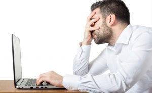 homem nervoso com o computador lento