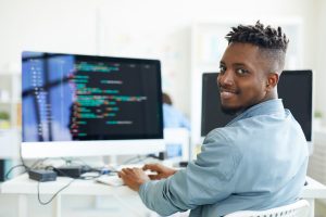 Service Manager-programando-no-computador