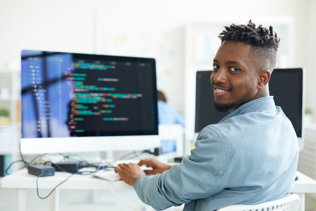 Service Manager-programando-no-computador