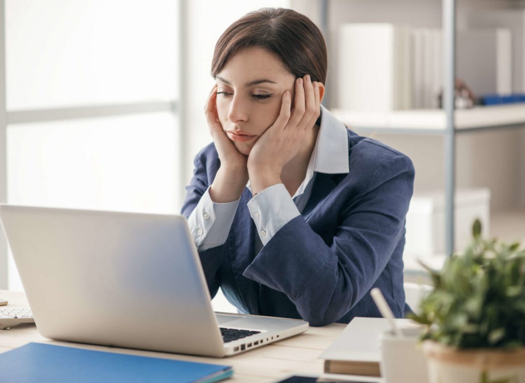 Computador lento de menina deixa ela irritada