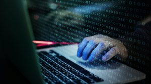 Ataque-de-DDoS-homem-mexendo-no-computador-como-se-fosse-um-hacker