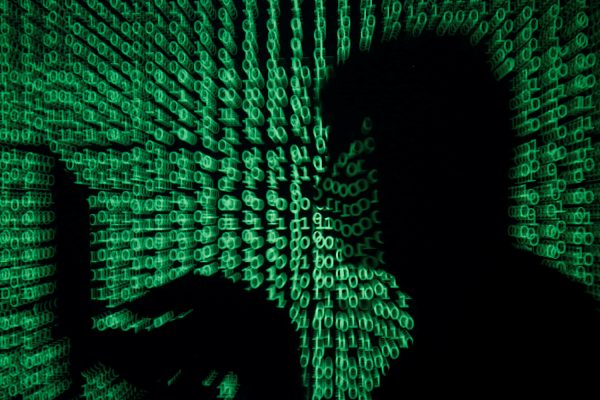 Ataque-DDoS-Homem-Hacker-no-computador