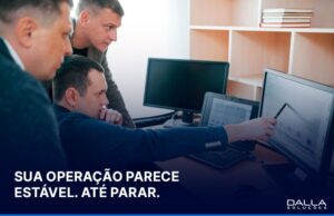 Profissional de TI monitorando infraestrutura corporativa em ambiente de nuvem.