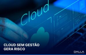 Analista de infraestrutura monitorando ambiente cloud corporativo com múltiplas telas e gerenciamento ativo de servidores em nuvem.